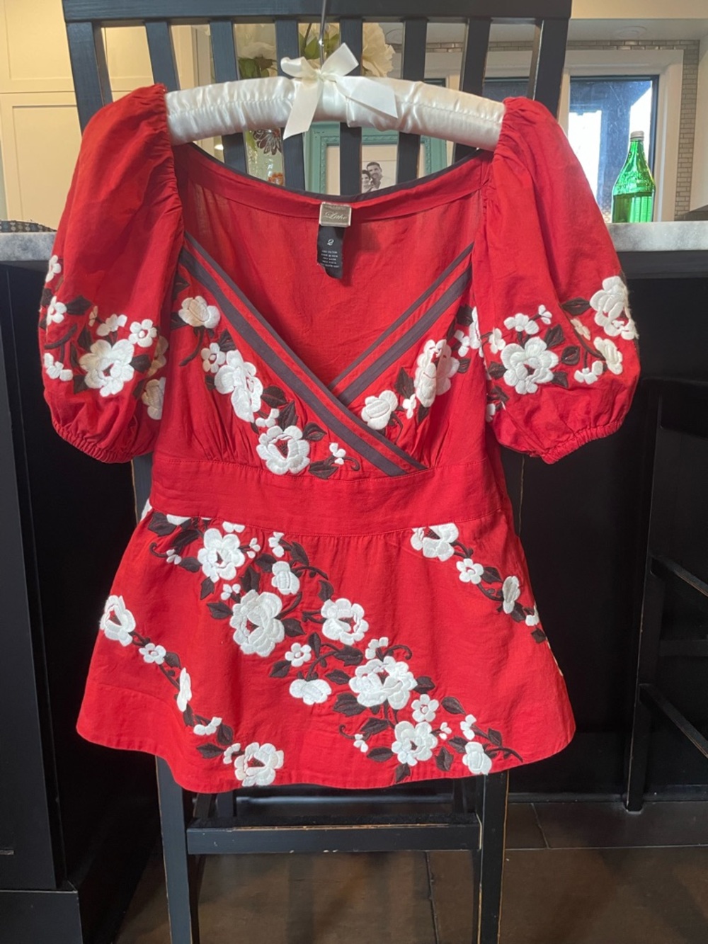Anthropologie embroidered flower top-Puff Sleeve Floral Embroidered top- Size 2